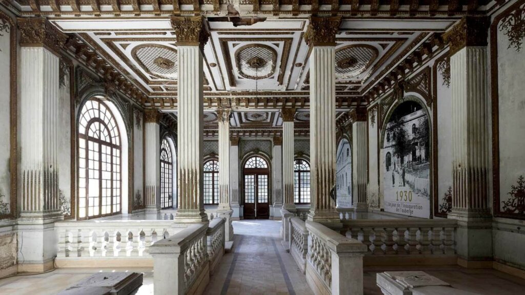 Vue de l'intérieur du Salon doré, espace composé de nombreuses moulures dorées.