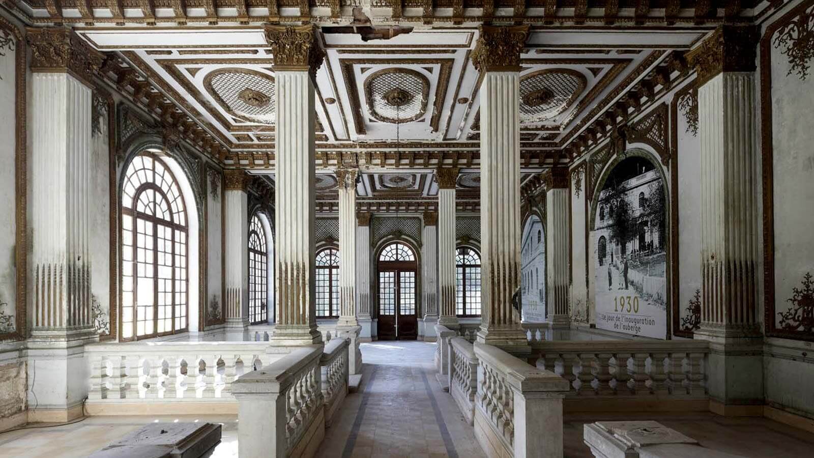 Vue de l'intérieur du Salon doré, espace composé de nombreuses moulures dorées.
