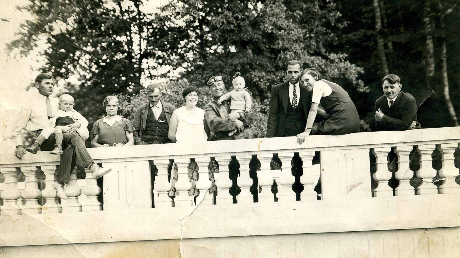 Photo d'archives d'un groupe de personnes habitant et travaillant en forêt.