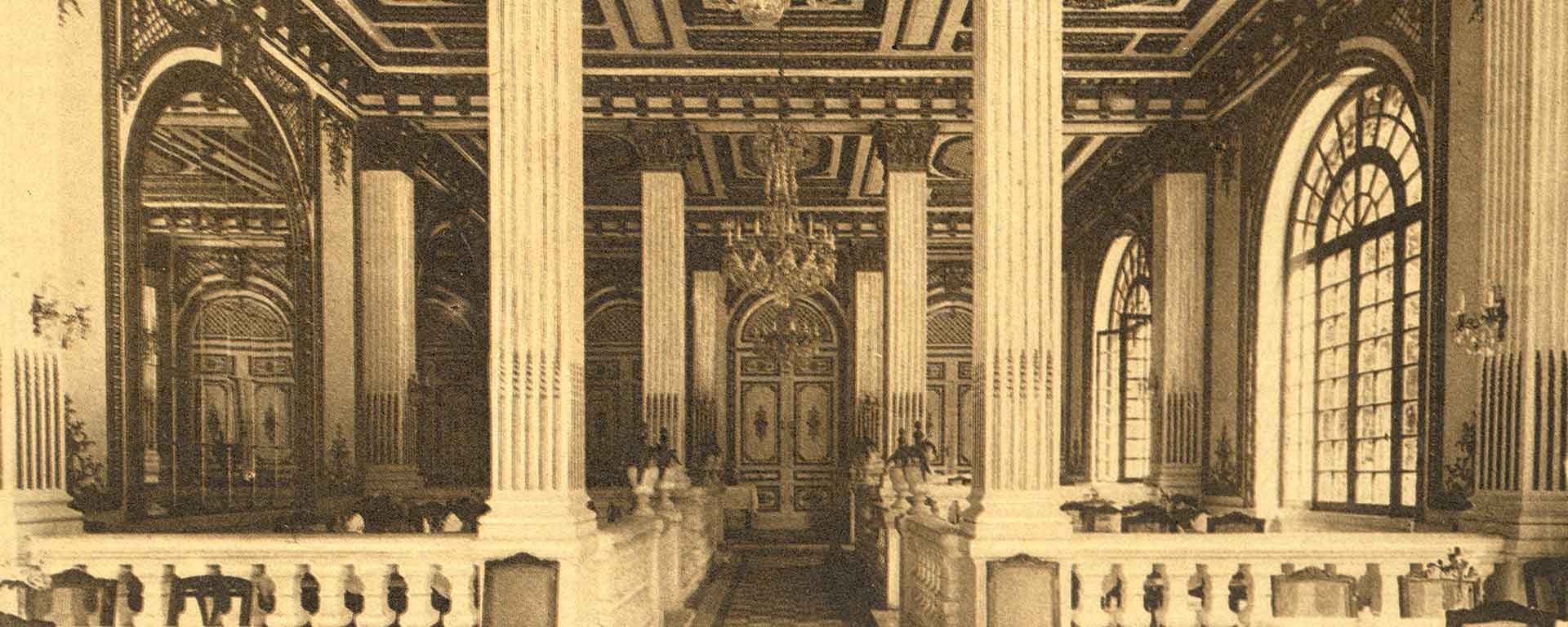 Photo d'archives du salon doré de l'Auberge des Dauphins.