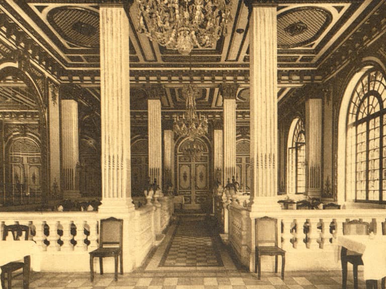 Photo d'archives du salon doré de l'Auberge des Dauphins.